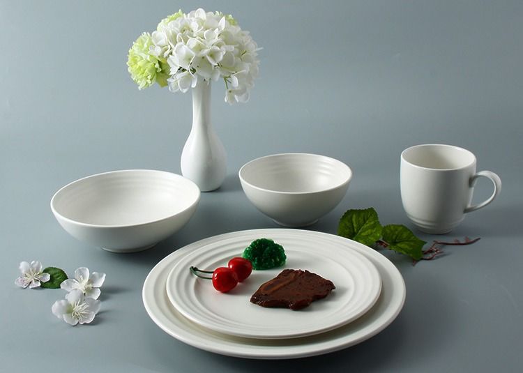 FDA Ceramic Embossed Round Dinnerware Sets For Five Star Hotel